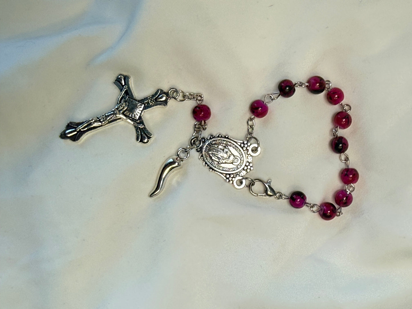 Fuchsia car rosary with Italian horn