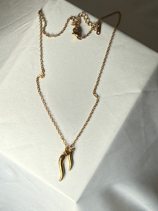 Double gold horns necklace