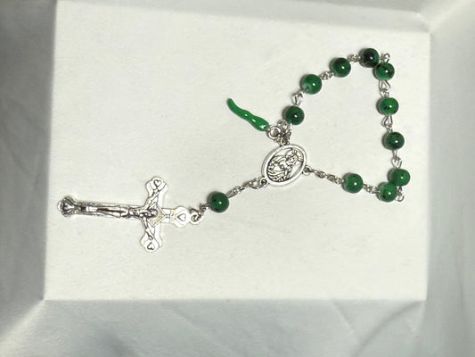 Green car rosary with Italian horn