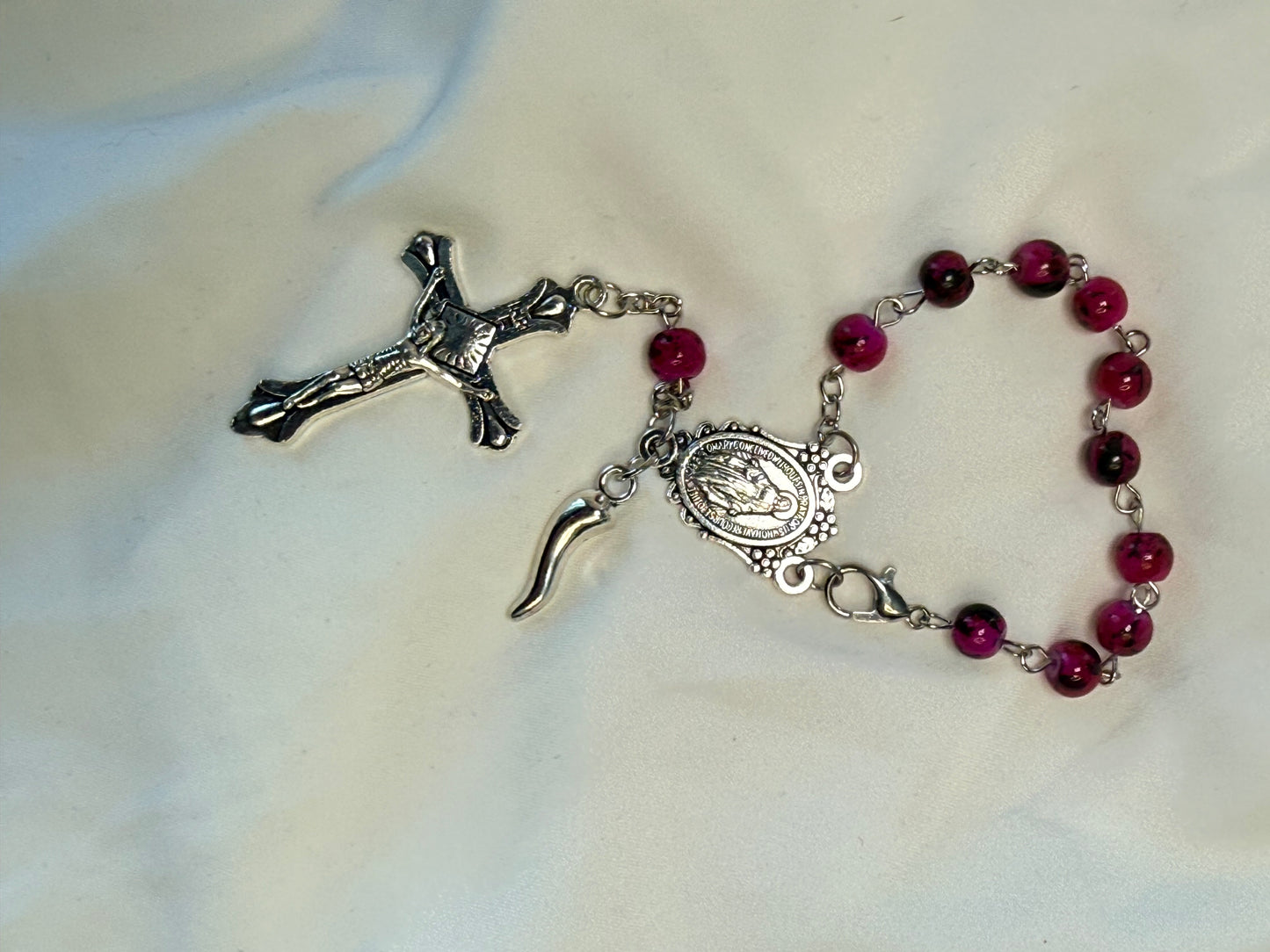 Fuchsia car rosary with Italian horn