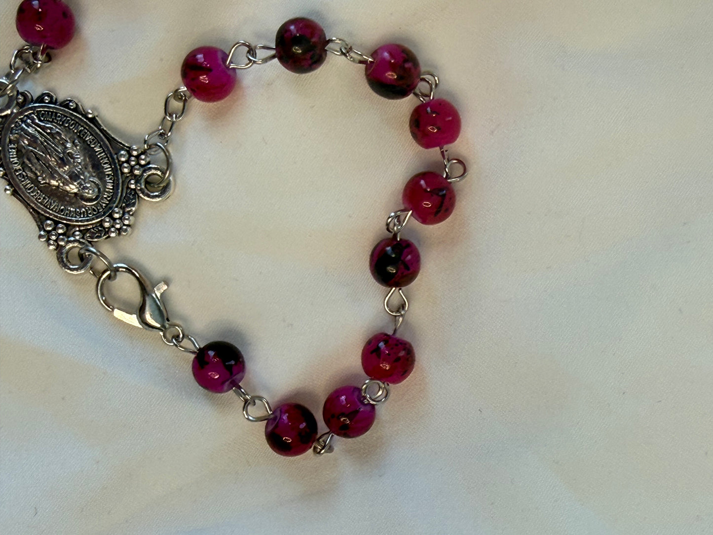 Fuchsia car rosary with Italian horn