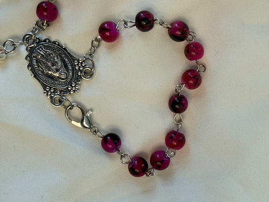 Fuchsia car rosary with Italian horn